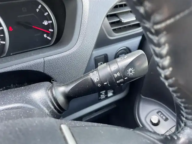 トヨタ ヴォクシー V 東京都 2014(平26)年 7.7万km ホワイトパールクリスタルシャイン 純正メモリナビ〔NSZT-W62G〕/BT/CD/DVD/フルセグTV/バックカメラ/片側パワースライドドア/クルーズコントロール/ビルトインETC/ドライブレコーダー/トヨタセーフティセンスC/　・プリクラッシュセーフティシステム/　・レーンディパーチャーアラート/　・オートマチックハイビーム/LEDオートライト/純正15インチアルミホイール/純正フロアマット/後席ロールサンシェード/MTモード付AT/フォグランプ/純正１６インチホイール付きサマータイヤ車載/プッシュスタート/スマートキー/保証書/整備記録簿/取扱説明書
