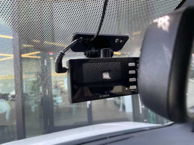 トヨタ ヴォクシー V 東京都 2014(平26)年 7.7万km ホワイトパールクリスタルシャイン 純正メモリナビ〔NSZT-W62G〕/BT/CD/DVD/フルセグTV/バックカメラ/片側パワースライドドア/クルーズコントロール/ビルトインETC/ドライブレコーダー/トヨタセーフティセンスC/　・プリクラッシュセーフティシステム/　・レーンディパーチャーアラート/　・オートマチックハイビーム/LEDオートライト/純正15インチアルミホイール/純正フロアマット/後席ロールサンシェード/MTモード付AT/フォグランプ/純正１６インチホイール付きサマータイヤ車載/プッシュスタート/スマートキー/保証書/整備記録簿/取扱説明書