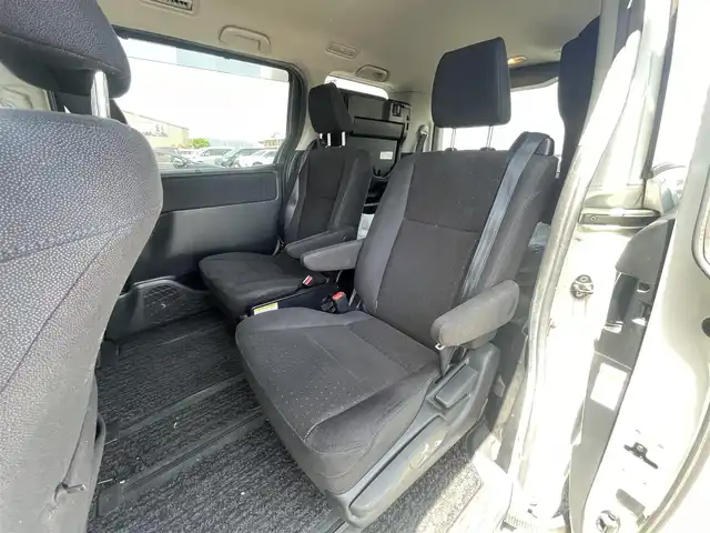 トヨタ ヴォクシー V 東京都 2014(平26)年 7.7万km ホワイトパールクリスタルシャイン 純正メモリナビ〔NSZT-W62G〕/BT/CD/DVD/フルセグTV/バックカメラ/片側パワースライドドア/クルーズコントロール/ビルトインETC/ドライブレコーダー/トヨタセーフティセンスC/　・プリクラッシュセーフティシステム/　・レーンディパーチャーアラート/　・オートマチックハイビーム/LEDオートライト/純正15インチアルミホイール/純正フロアマット/後席ロールサンシェード/MTモード付AT/フォグランプ/純正１６インチホイール付きサマータイヤ車載/プッシュスタート/スマートキー/保証書/整備記録簿/取扱説明書