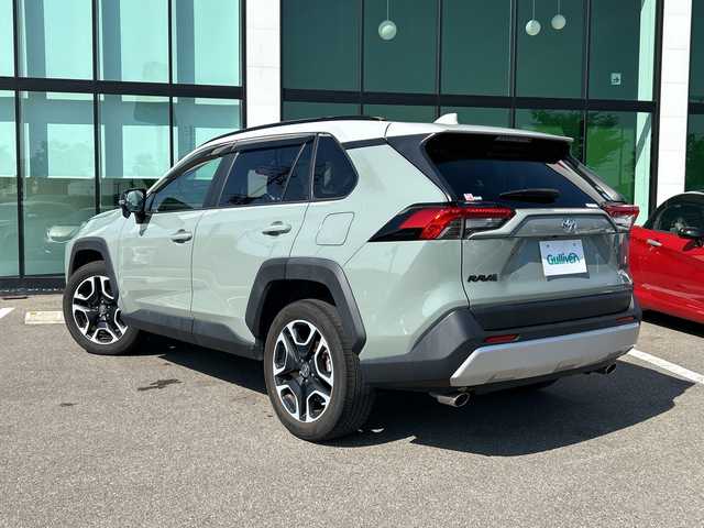 トヨタ ＲＡＶ４ アドベンチャー 和歌山県 2020(令2)年 6.9万km アッシュグレーメタリック/アーバンカーキ 純正9インチナビ（NSZT-Y68T）/フルセグTV/Bluetooth/CD/SD/バックカメラ/ビルトインETC2.0/前後ドライブレコーダー/トヨタセーフティーセンス/PCS（プリクラッシュセーフティ）/LTA（レーントレーシングアシスト）/BSM（ブラインドスポットモニター）/RCTA（リヤクロストラフィックアラート）/PKSB（パーキングサポートブレーキ）/RSA（ロードサインアシスト）/レーダークルーズコントロール/クリアランスソナー/本革ステアリング/ステアリングヒーター/ステアリングスイッチ/レザーシート/運転席パワーシート/前席シートヒーター/前席シートベンチレーション/LEDヘッドライト/フォグランプ/オートライト/オートハイビーム/純正19インチAW/ドアバイザー/純正フロアマット/プッシュスタート/スマートキー