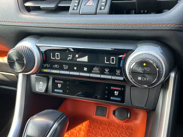 トヨタ ＲＡＶ４ アドベンチャー 和歌山県 2020(令2)年 6.9万km アッシュグレーメタリック/アーバンカーキ 純正9インチナビ（NSZT-Y68T）/フルセグTV/Bluetooth/CD/SD/バックカメラ/ビルトインETC2.0/前後ドライブレコーダー/トヨタセーフティーセンス/PCS（プリクラッシュセーフティ）/LTA（レーントレーシングアシスト）/BSM（ブラインドスポットモニター）/RCTA（リヤクロストラフィックアラート）/PKSB（パーキングサポートブレーキ）/RSA（ロードサインアシスト）/レーダークルーズコントロール/クリアランスソナー/本革ステアリング/ステアリングヒーター/ステアリングスイッチ/レザーシート/運転席パワーシート/前席シートヒーター/前席シートベンチレーション/LEDヘッドライト/フォグランプ/オートライト/オートハイビーム/純正19インチAW/ドアバイザー/純正フロアマット/プッシュスタート/スマートキー