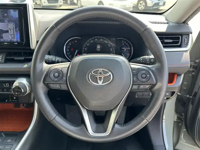 トヨタ ＲＡＶ４ アドベンチャー 和歌山県 2020(令2)年 6.9万km アッシュグレーメタリック/アーバンカーキ 純正9インチナビ（NSZT-Y68T）/フルセグTV/Bluetooth/CD/SD/バックカメラ/ビルトインETC2.0/前後ドライブレコーダー/トヨタセーフティーセンス/PCS（プリクラッシュセーフティ）/LTA（レーントレーシングアシスト）/BSM（ブラインドスポットモニター）/RCTA（リヤクロストラフィックアラート）/PKSB（パーキングサポートブレーキ）/RSA（ロードサインアシスト）/レーダークルーズコントロール/クリアランスソナー/本革ステアリング/ステアリングヒーター/ステアリングスイッチ/レザーシート/運転席パワーシート/前席シートヒーター/前席シートベンチレーション/LEDヘッドライト/フォグランプ/オートライト/オートハイビーム/純正19インチAW/ドアバイザー/純正フロアマット/プッシュスタート/スマートキー