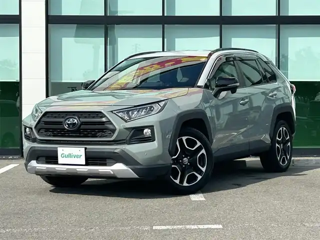 トヨタ ＲＡＶ４ アドベンチャー 和歌山県 2020(令2)年 6.9万km アッシュグレーメタリック/アーバンカーキ 純正9インチナビ（NSZT-Y68T）/フルセグTV/Bluetooth/CD/SD/バックカメラ/ビルトインETC2.0/前後ドライブレコーダー/トヨタセーフティーセンス/PCS（プリクラッシュセーフティ）/LTA（レーントレーシングアシスト）/BSM（ブラインドスポットモニター）/RCTA（リヤクロストラフィックアラート）/PKSB（パーキングサポートブレーキ）/RSA（ロードサインアシスト）/レーダークルーズコントロール/クリアランスソナー/本革ステアリング/ステアリングヒーター/ステアリングスイッチ/レザーシート/運転席パワーシート/前席シートヒーター/前席シートベンチレーション/LEDヘッドライト/フォグランプ/オートライト/オートハイビーム/純正19インチAW/ドアバイザー/純正フロアマット/プッシュスタート/スマートキー