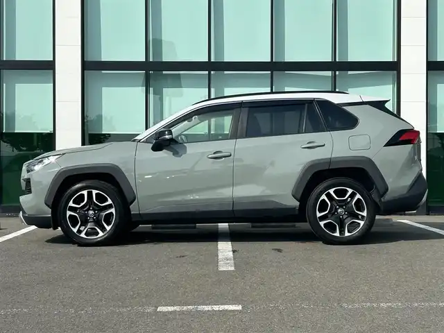 トヨタ ＲＡＶ４ アドベンチャー 和歌山県 2020(令2)年 6.9万km アッシュグレーメタリック/アーバンカーキ 純正9インチナビ（NSZT-Y68T）/フルセグTV/Bluetooth/CD/SD/バックカメラ/ビルトインETC2.0/前後ドライブレコーダー/トヨタセーフティーセンス/PCS（プリクラッシュセーフティ）/LTA（レーントレーシングアシスト）/BSM（ブラインドスポットモニター）/RCTA（リヤクロストラフィックアラート）/PKSB（パーキングサポートブレーキ）/RSA（ロードサインアシスト）/レーダークルーズコントロール/クリアランスソナー/本革ステアリング/ステアリングヒーター/ステアリングスイッチ/レザーシート/運転席パワーシート/前席シートヒーター/前席シートベンチレーション/LEDヘッドライト/フォグランプ/オートライト/オートハイビーム/純正19インチAW/ドアバイザー/純正フロアマット/プッシュスタート/スマートキー