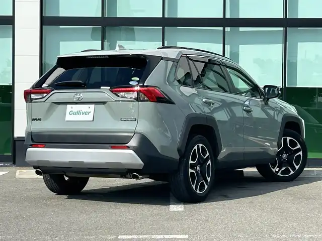 トヨタ ＲＡＶ４ アドベンチャー 和歌山県 2020(令2)年 6.9万km アッシュグレーメタリック/アーバンカーキ 純正9インチナビ（NSZT-Y68T）/フルセグTV/Bluetooth/CD/SD/バックカメラ/ビルトインETC2.0/前後ドライブレコーダー/トヨタセーフティーセンス/PCS（プリクラッシュセーフティ）/LTA（レーントレーシングアシスト）/BSM（ブラインドスポットモニター）/RCTA（リヤクロストラフィックアラート）/PKSB（パーキングサポートブレーキ）/RSA（ロードサインアシスト）/レーダークルーズコントロール/クリアランスソナー/本革ステアリング/ステアリングヒーター/ステアリングスイッチ/レザーシート/運転席パワーシート/前席シートヒーター/前席シートベンチレーション/LEDヘッドライト/フォグランプ/オートライト/オートハイビーム/純正19インチAW/ドアバイザー/純正フロアマット/プッシュスタート/スマートキー
