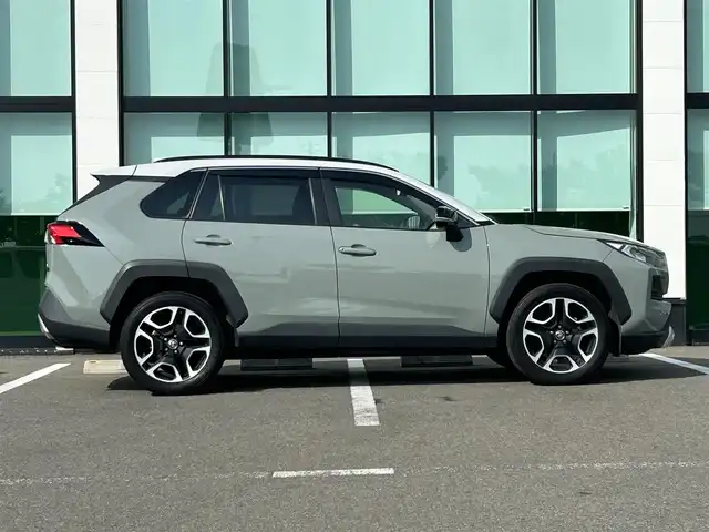 トヨタ ＲＡＶ４ アドベンチャー 和歌山県 2020(令2)年 6.9万km アッシュグレーメタリック/アーバンカーキ 純正9インチナビ（NSZT-Y68T）/フルセグTV/Bluetooth/CD/SD/バックカメラ/ビルトインETC2.0/前後ドライブレコーダー/トヨタセーフティーセンス/PCS（プリクラッシュセーフティ）/LTA（レーントレーシングアシスト）/BSM（ブラインドスポットモニター）/RCTA（リヤクロストラフィックアラート）/PKSB（パーキングサポートブレーキ）/RSA（ロードサインアシスト）/レーダークルーズコントロール/クリアランスソナー/本革ステアリング/ステアリングヒーター/ステアリングスイッチ/レザーシート/運転席パワーシート/前席シートヒーター/前席シートベンチレーション/LEDヘッドライト/フォグランプ/オートライト/オートハイビーム/純正19インチAW/ドアバイザー/純正フロアマット/プッシュスタート/スマートキー