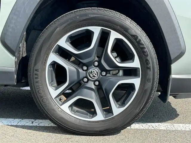 トヨタ ＲＡＶ４ アドベンチャー 和歌山県 2020(令2)年 6.9万km アッシュグレーメタリック/アーバンカーキ 純正9インチナビ（NSZT-Y68T）/フルセグTV/Bluetooth/CD/SD/バックカメラ/ビルトインETC2.0/前後ドライブレコーダー/トヨタセーフティーセンス/PCS（プリクラッシュセーフティ）/LTA（レーントレーシングアシスト）/BSM（ブラインドスポットモニター）/RCTA（リヤクロストラフィックアラート）/PKSB（パーキングサポートブレーキ）/RSA（ロードサインアシスト）/レーダークルーズコントロール/クリアランスソナー/本革ステアリング/ステアリングヒーター/ステアリングスイッチ/レザーシート/運転席パワーシート/前席シートヒーター/前席シートベンチレーション/LEDヘッドライト/フォグランプ/オートライト/オートハイビーム/純正19インチAW/ドアバイザー/純正フロアマット/プッシュスタート/スマートキー