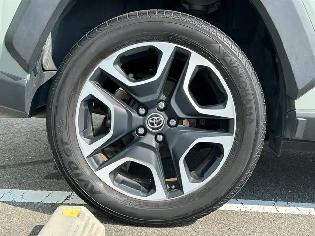 トヨタ ＲＡＶ４ アドベンチャー 和歌山県 2020(令2)年 6.9万km アッシュグレーメタリック/アーバンカーキ 純正9インチナビ（NSZT-Y68T）/フルセグTV/Bluetooth/CD/SD/バックカメラ/ビルトインETC2.0/前後ドライブレコーダー/トヨタセーフティーセンス/PCS（プリクラッシュセーフティ）/LTA（レーントレーシングアシスト）/BSM（ブラインドスポットモニター）/RCTA（リヤクロストラフィックアラート）/PKSB（パーキングサポートブレーキ）/RSA（ロードサインアシスト）/レーダークルーズコントロール/クリアランスソナー/本革ステアリング/ステアリングヒーター/ステアリングスイッチ/レザーシート/運転席パワーシート/前席シートヒーター/前席シートベンチレーション/LEDヘッドライト/フォグランプ/オートライト/オートハイビーム/純正19インチAW/ドアバイザー/純正フロアマット/プッシュスタート/スマートキー