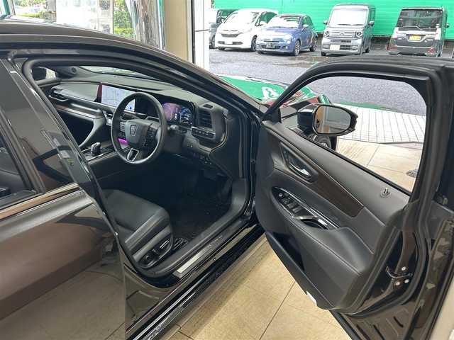 トヨタ クラウン Z 東京都 2024(令6)年 0.9万km プレシャスブラックパール ワンオーナー/純正ディスプレイオーディオ(ナビ機能付き)/(フルセグＴＶ/BT/USB/Miracast)/全方位カメラ/デジタルインナーミラー/パドルシフト/革巻きステアリング/レーダークルーズコントロール/ステアリングスイッチ/チルトテレスコピック機能/TVキャンセラー/コーナーセンサー/置くだけ充電機能/パノラミックビューモニター/アドバンスドパーク/電動パーキングブレーキ/オートホールド/LDA/BSM/PCS/PDA/RCTA/PKSB/SEA/AVSP/RSA/FCTA/全席パワーシート/運転席メモリーシート/全席シートヒーター/全席エアシート/後席マッサージシート/後席タッチパネル/リアプライバシーガラス/電動リアゲート/電動リアサンシェード/ヘッドアップディスプレイ/ETC2.0/AC100V電源/オートハイビーム/オートライト/フォグランプ/LED/AFS/電動格納ウインカーミラー/パワーバックドア/横滑り防止機能/オートエアコン/レザーシート/ISOFIX/新車時保証書/取扱説明書/スペアキー