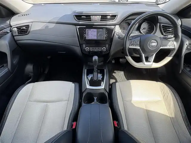 日産 エクストレイル モードプレミア ハイコントラストインテリア 大分県 2017(平29)年 6.1万km ブリリアントホワイトパール ・純正メモリーナビ/AM/FM/CD/DVD/Bluetooth/フルセグTV/・バックカメラ/・テレビキャンセラー/・ETC/・パワーバックドア/・全席シートヒーター/・カプロンシート/・アイドリングストップ/・プッシュスタート/・スマートキー/・LEDヘッドライト/・革巻きステアリング/・ステアリングスイッチ