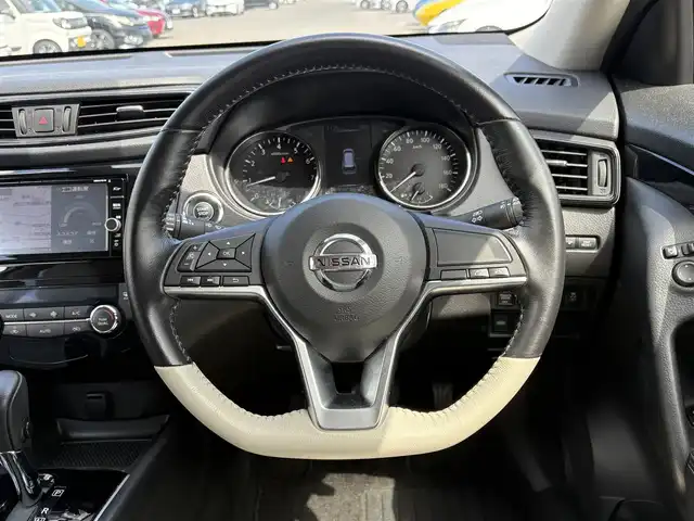 日産 エクストレイル モードプレミア ハイコントラストインテリア 大分県 2017(平29)年 6.1万km ブリリアントホワイトパール ・純正メモリーナビ/AM/FM/CD/DVD/Bluetooth/フルセグTV/・バックカメラ/・テレビキャンセラー/・ETC/・パワーバックドア/・全席シートヒーター/・カプロンシート/・アイドリングストップ/・プッシュスタート/・スマートキー/・LEDヘッドライト/・革巻きステアリング/・ステアリングスイッチ