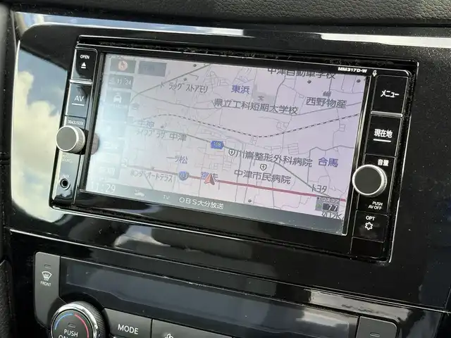 日産 エクストレイル モードプレミア ハイコントラストインテリア 大分県 2017(平29)年 6.1万km ブリリアントホワイトパール ・純正メモリーナビ/AM/FM/CD/DVD/Bluetooth/フルセグTV/・バックカメラ/・テレビキャンセラー/・ETC/・パワーバックドア/・全席シートヒーター/・カプロンシート/・アイドリングストップ/・プッシュスタート/・スマートキー/・LEDヘッドライト/・革巻きステアリング/・ステアリングスイッチ