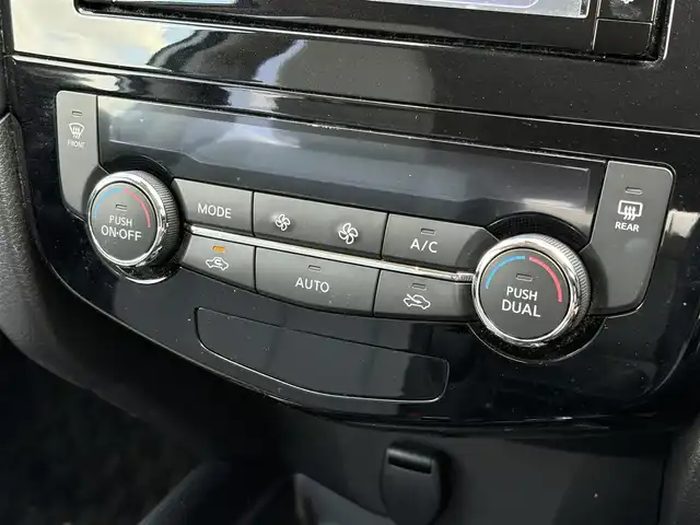 日産 エクストレイル モードプレミア ハイコントラストインテリア 大分県 2017(平29)年 6.1万km ブリリアントホワイトパール ・純正メモリーナビ/AM/FM/CD/DVD/Bluetooth/フルセグTV/・バックカメラ/・テレビキャンセラー/・ETC/・パワーバックドア/・全席シートヒーター/・カプロンシート/・アイドリングストップ/・プッシュスタート/・スマートキー/・LEDヘッドライト/・革巻きステアリング/・ステアリングスイッチ