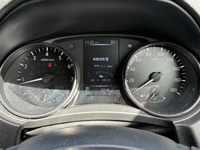 日産 エクストレイル モードプレミア ハイコントラストインテリア 大分県 2017(平29)年 6.1万km ブリリアントホワイトパール ・純正メモリーナビ/AM/FM/CD/DVD/Bluetooth/フルセグTV/・バックカメラ/・テレビキャンセラー/・ETC/・パワーバックドア/・全席シートヒーター/・カプロンシート/・アイドリングストップ/・プッシュスタート/・スマートキー/・LEDヘッドライト/・革巻きステアリング/・ステアリングスイッチ