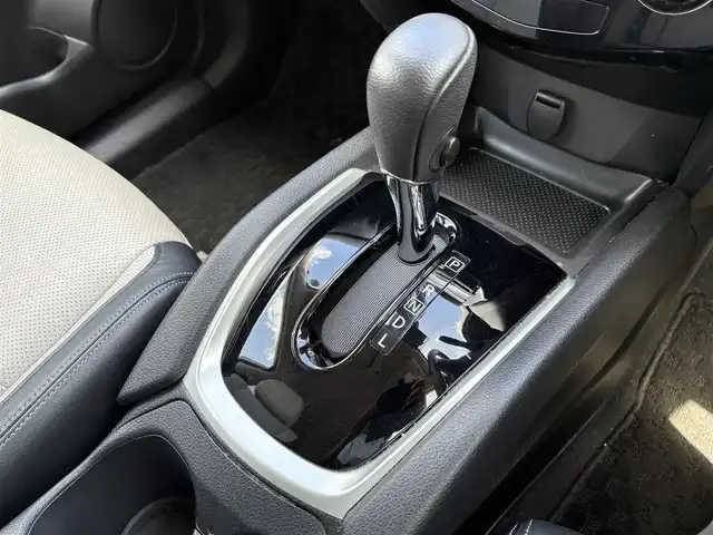 日産 エクストレイル モードプレミア ハイコントラストインテリア 大分県 2017(平29)年 6.1万km ブリリアントホワイトパール ・純正メモリーナビ/AM/FM/CD/DVD/Bluetooth/フルセグTV/・バックカメラ/・テレビキャンセラー/・ETC/・パワーバックドア/・全席シートヒーター/・カプロンシート/・アイドリングストップ/・プッシュスタート/・スマートキー/・LEDヘッドライト/・革巻きステアリング/・ステアリングスイッチ