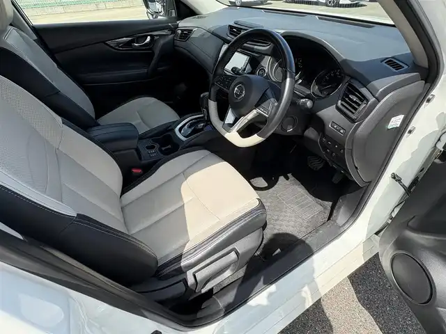 日産 エクストレイル モードプレミア ハイコントラストインテリア 大分県 2017(平29)年 6.1万km ブリリアントホワイトパール ・純正メモリーナビ/AM/FM/CD/DVD/Bluetooth/フルセグTV/・バックカメラ/・テレビキャンセラー/・ETC/・パワーバックドア/・全席シートヒーター/・カプロンシート/・アイドリングストップ/・プッシュスタート/・スマートキー/・LEDヘッドライト/・革巻きステアリング/・ステアリングスイッチ