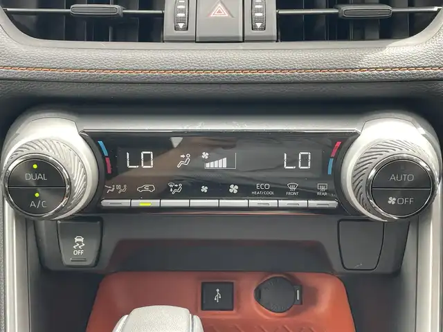 トヨタ ＲＡＶ４ アドベンチャー 滋賀県 2021(令3)年 2.6万km アティチュードブラックマイカ 純正ディスプレイオーディオ/(Bluetooth/AM/FM)/トヨタセーフティーセンス/・プリクラッシュセーフティ/・レーダークルーズコントロール/・レーンキープアシスト/・標識認識/・先行車発進告知/・オートハイビーム/LEDオートライト/フォグ/ブラインドスポットモニター/D席パワーシート/電動パーキング/ブレーキホールド/バックカメラ/ダウンヒルアシスト/前後ドライブレコーダー/ビルトインETC/フロアMT付きAT/電動格納ミラー/ドアバイザー/USB/HDMI
