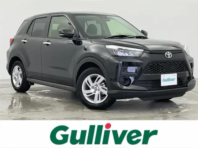 トヨタ ライズ G 富山県 2022(令4)年 1万km ブラックマイカメタリック 純正9型ディスプレイオーディオ/（AM/FM/BT/USB/HDMI/フルセグ）/バックカメラ/ETC/ブラインドスポットモニター/衝突被害軽減システム/コーナーセンサー/横滑り防止装置/アイドリングストップ/純正アルミホイール/純正フロアマット/オートLEDライト/ステアリングスイッチ/電動格納ミラー/スマートキー