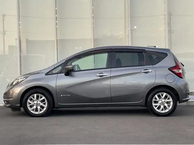 日産 ノート e－パワー X 神奈川県 2019(令1)年 1.8万km ダークメタルグレー 純正ＳＤナビ　Bluetooth/iPod/CD/DVD　/フルセグＴＶ　/全方位カメラ　/ＥＴＣ　/前後ドライブレコーダー　/前後コーナーセンサー　/SUPER CAT(SCRX-R203)レーダー　/純正アルミホイール　/純正フロアマット　/スマートキー　/衝突被害軽減システム