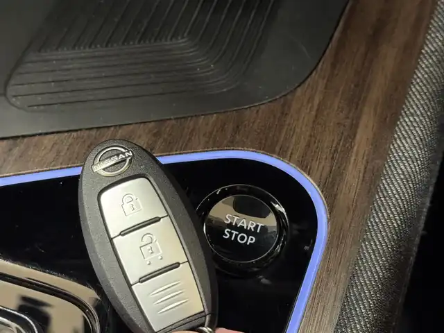 日産 オーラ G レザーエディション 群馬県 2022(令4)年 7.1万km ガーネットレッド/スーパーブラック 2トーン 安全性能/・プロパイロット/・エマージェンシーブレーキ/・車線逸脱防止支援/・ブラインドスポットモニター/・速度標識表示/・駐車支援/純正9インチメモリナビ/　　フルセグ/Bluetooth/    USB/HDMI/FM/AM/    AppleCarPlay/AndroidAuto/BOSEサウンド/アラウンドビューモニター/デジタルインナーミラー/オートLEDヘッドライト/フォグランプ/黒革シート/前席シートヒーター/ステアリングヒーター/置くだけ充電/スマートキー2本/純正フロアマット/純正17AW/前後ドライブレコーダー/ビルドインETC2.0