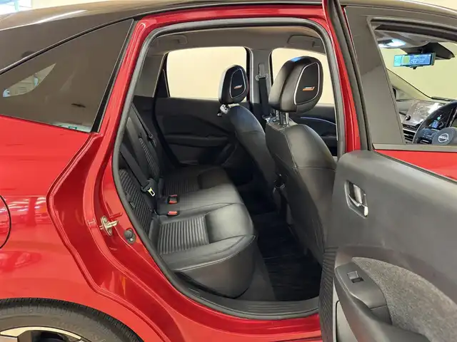 日産 オーラ G レザーエディション 群馬県 2022(令4)年 7.1万km ガーネットレッド/スーパーブラック 2トーン 安全性能/・プロパイロット/・エマージェンシーブレーキ/・車線逸脱防止支援/・ブラインドスポットモニター/・速度標識表示/・駐車支援/純正9インチメモリナビ/　　フルセグ/Bluetooth/    USB/HDMI/FM/AM/    AppleCarPlay/AndroidAuto/BOSEサウンド/アラウンドビューモニター/デジタルインナーミラー/オートLEDヘッドライト/フォグランプ/黒革シート/前席シートヒーター/ステアリングヒーター/置くだけ充電/スマートキー2本/純正フロアマット/純正17AW/前後ドライブレコーダー/ビルドインETC2.0