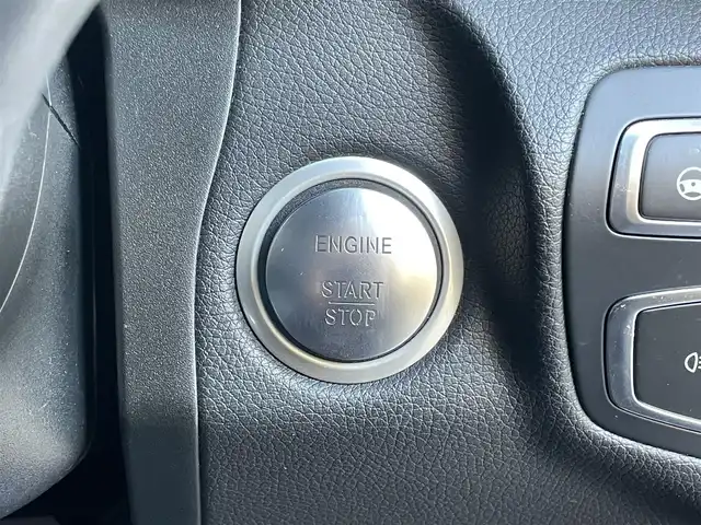 メルセデス・ベンツ ＧＬＣ２００ 東京都 2018(平30)年 1.2万km ブリリアントブルーM ターボ/純正HDDナビ/　(フルセグTV/Bluetooth/USB)/COMANDシステム/・8.4インチワイドディスプレイ/・COMANDコントローラー/タッチパッド/・音声認識機能/全方位モニター/ビルトインETC/前後ドライブレコーダー/前席パワーシート/前席シートヒーター/パワーバックドア/レーダーセーフティーパッケージ/・アクティブディスタンスアシストディストロニック(全自動再発進機能付)/・アクティブステアリングアシスト/・アクティブレーンチェンジングアシスト/・アクティブブレーキアシスト(歩行者/飛び出し検知機能付)/・PRE-SAFE/・緊急回避補助システム/・渋滞時緊急ブレーキ機能/・アクティブブラインドスポットアシスト/・アクティブレーンキーピングアシスト/・リアCPA(被害軽減ブレーキ付後方衝突警告システム)/・トラフィックサインアシスト/横滑り防止機能/スマートキー/パドルシフト/シルバールーフレール/純正18インチアルミホイール/オートライト/純正LEDヘッドライト/カーテンエアバッグ/スペアキー1本/保証書/取扱説明書