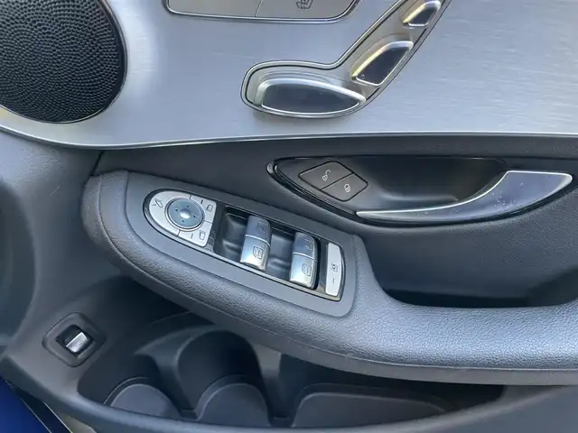 メルセデス・ベンツ ＧＬＣ２００ 東京都 2018(平30)年 1.2万km ブリリアントブルーM ターボ/純正HDDナビ/　(フルセグTV/Bluetooth/USB)/COMANDシステム/・8.4インチワイドディスプレイ/・COMANDコントローラー/タッチパッド/・音声認識機能/全方位モニター/ビルトインETC/前後ドライブレコーダー/前席パワーシート/前席シートヒーター/パワーバックドア/レーダーセーフティーパッケージ/・アクティブディスタンスアシストディストロニック(全自動再発進機能付)/・アクティブステアリングアシスト/・アクティブレーンチェンジングアシスト/・アクティブブレーキアシスト(歩行者/飛び出し検知機能付)/・PRE-SAFE/・緊急回避補助システム/・渋滞時緊急ブレーキ機能/・アクティブブラインドスポットアシスト/・アクティブレーンキーピングアシスト/・リアCPA(被害軽減ブレーキ付後方衝突警告システム)/・トラフィックサインアシスト/横滑り防止機能/スマートキー/パドルシフト/シルバールーフレール/純正18インチアルミホイール/オートライト/純正LEDヘッドライト/カーテンエアバッグ/スペアキー1本/保証書/取扱説明書