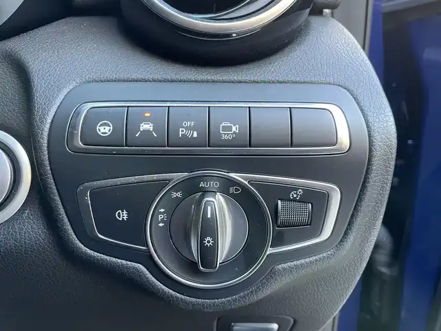 メルセデス・ベンツ ＧＬＣ２００ 東京都 2018(平30)年 1.2万km ブリリアントブルーM ターボ/純正HDDナビ/　(フルセグTV/Bluetooth/USB)/COMANDシステム/・8.4インチワイドディスプレイ/・COMANDコントローラー/タッチパッド/・音声認識機能/全方位モニター/ビルトインETC/前後ドライブレコーダー/前席パワーシート/前席シートヒーター/パワーバックドア/レーダーセーフティーパッケージ/・アクティブディスタンスアシストディストロニック(全自動再発進機能付)/・アクティブステアリングアシスト/・アクティブレーンチェンジングアシスト/・アクティブブレーキアシスト(歩行者/飛び出し検知機能付)/・PRE-SAFE/・緊急回避補助システム/・渋滞時緊急ブレーキ機能/・アクティブブラインドスポットアシスト/・アクティブレーンキーピングアシスト/・リアCPA(被害軽減ブレーキ付後方衝突警告システム)/・トラフィックサインアシスト/横滑り防止機能/スマートキー/パドルシフト/シルバールーフレール/純正18インチアルミホイール/オートライト/純正LEDヘッドライト/カーテンエアバッグ/スペアキー1本/保証書/取扱説明書