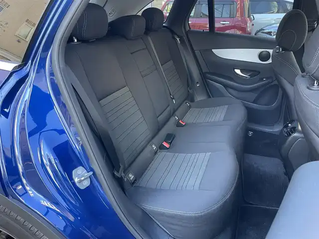 メルセデス・ベンツ ＧＬＣ２００ 東京都 2018(平30)年 1.2万km ブリリアントブルーM ターボ/純正HDDナビ/　(フルセグTV/Bluetooth/USB)/COMANDシステム/・8.4インチワイドディスプレイ/・COMANDコントローラー/タッチパッド/・音声認識機能/全方位モニター/ビルトインETC/前後ドライブレコーダー/前席パワーシート/前席シートヒーター/パワーバックドア/レーダーセーフティーパッケージ/・アクティブディスタンスアシストディストロニック(全自動再発進機能付)/・アクティブステアリングアシスト/・アクティブレーンチェンジングアシスト/・アクティブブレーキアシスト(歩行者/飛び出し検知機能付)/・PRE-SAFE/・緊急回避補助システム/・渋滞時緊急ブレーキ機能/・アクティブブラインドスポットアシスト/・アクティブレーンキーピングアシスト/・リアCPA(被害軽減ブレーキ付後方衝突警告システム)/・トラフィックサインアシスト/横滑り防止機能/スマートキー/パドルシフト/シルバールーフレール/純正18インチアルミホイール/オートライト/純正LEDヘッドライト/カーテンエアバッグ/スペアキー1本/保証書/取扱説明書