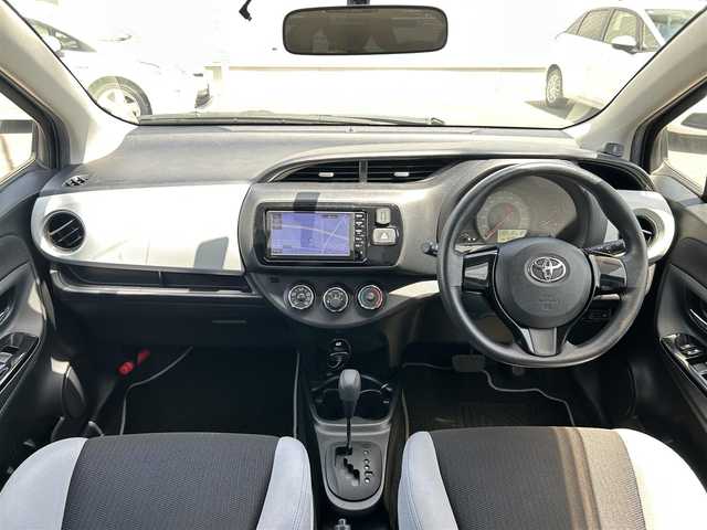 トヨタ ヴィッツ F スマートスタイル 群馬県 2015(平27)年 6.5万km ブラックマイカ 純正SDナビ/（FM AM CD SD ワンセグTV Bluetooth)/バックカメラ/コーナーセンサー/ダブルエアバッグ/ビルトインETC/プッシュスタート/純正フロアマット/取扱説明書/保証書/記録簿