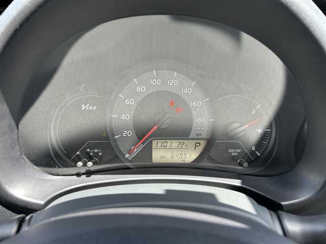 トヨタ ヴィッツ F スマートスタイル 群馬県 2015(平27)年 6.5万km ブラックマイカ 純正SDナビ/（FM AM CD SD ワンセグTV Bluetooth)/バックカメラ/コーナーセンサー/ダブルエアバッグ/ビルトインETC/プッシュスタート/純正フロアマット/取扱説明書/保証書/記録簿