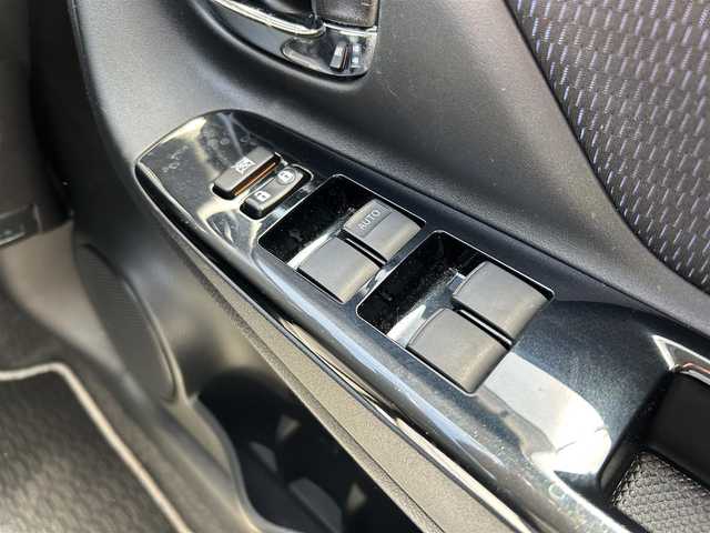 トヨタ ヴィッツ F スマートスタイル 群馬県 2015(平27)年 6.5万km ブラックマイカ 純正SDナビ/（FM AM CD SD ワンセグTV Bluetooth)/バックカメラ/コーナーセンサー/ダブルエアバッグ/ビルトインETC/プッシュスタート/純正フロアマット/取扱説明書/保証書/記録簿