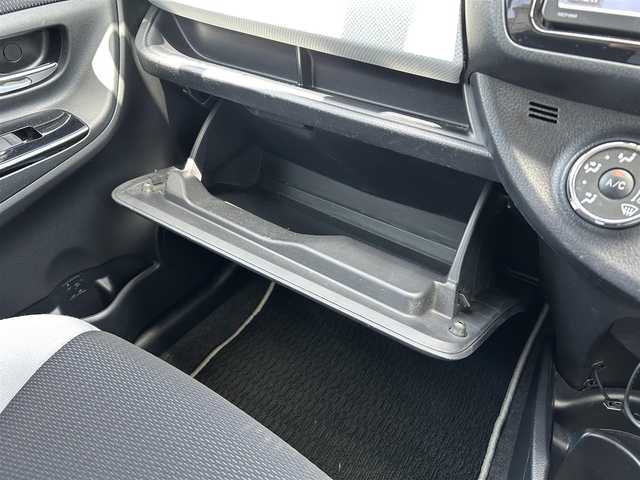 トヨタ ヴィッツ F スマートスタイル 群馬県 2015(平27)年 6.5万km ブラックマイカ 純正SDナビ/（FM AM CD SD ワンセグTV Bluetooth)/バックカメラ/コーナーセンサー/ダブルエアバッグ/ビルトインETC/プッシュスタート/純正フロアマット/取扱説明書/保証書/記録簿