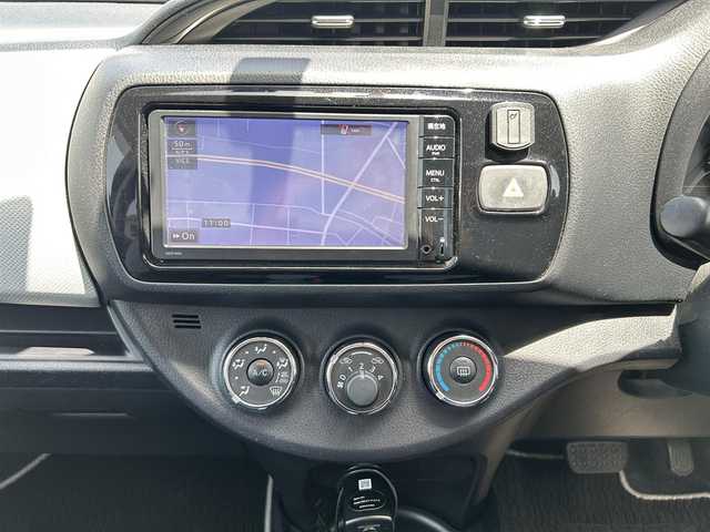 トヨタ ヴィッツ F スマートスタイル 群馬県 2015(平27)年 6.5万km ブラックマイカ 純正SDナビ/（FM AM CD SD ワンセグTV Bluetooth)/バックカメラ/コーナーセンサー/ダブルエアバッグ/ビルトインETC/プッシュスタート/純正フロアマット/取扱説明書/保証書/記録簿