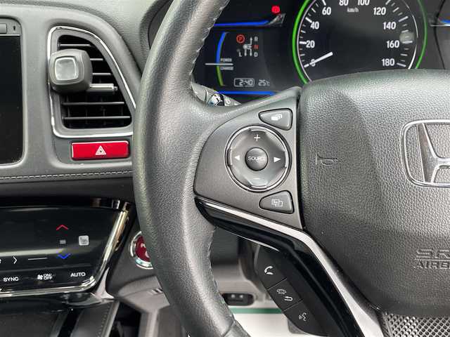 ホンダ ヴェゼル ハイブリッド Z 宮崎県 2014(平26)年 5.4万km ティンテッドシルバーM 衝突軽減ブレーキ　/純正ナビ/ＬＥＤ　/ＥＴＣ　/フルセグＴＶ　/クルーズコントロール　/スマートキー　/純正フロアマット　/純正アルミホイール　/ハーフレザー　/シートヒーター　/パドルシフト　/ドアバイザー