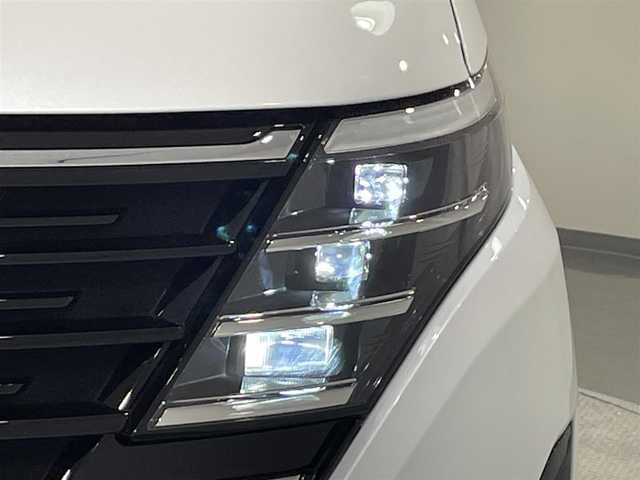 日産 セレナ ハイウェイスター V 愛知県 2024(令6)年 1.2万km プリズムホワイト 純正１２．３インチナビ　/（Bluetooth/フルセグTV/FM/AM/USB/CarPlay)/寒冷地仕様　/アラウンドビューモニター　/プロパイロット　/衝突軽減ブレーキ/シートヒーター　/ビルトインＥＴＣ２．０　/ステアリングヒーター　/両側パワースライドドア/デジタルインナーミラー　/ワイヤレス充電　/ブラインドスポットモニター/LEDヘッドライト/LEDフォグランプ/車線逸脱警報/クリアランスソナー/先行車発進お知らせ/パドルシフト/アイドリングストップ/純正フロアマット