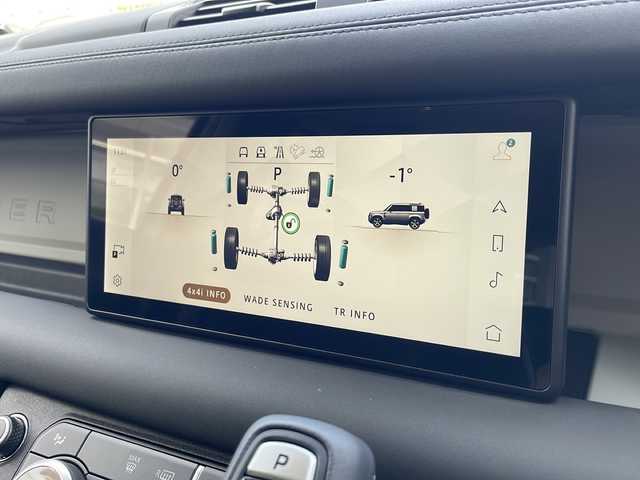 ランドローバー ランドローバー ディフェンダー 110S 大阪府 2024(令6)年 0.9万km グレー １オーナー車　黒レザーシート　全方位カメラ　エアーサスペンション　衝突被害軽減装置　レーダークルーズコントロール　全席シートヒーター　ナビ　純正１９インチＡＷ　ドライブレコーダー　ＥＴＣ２．０　ボディカラー：カルパチアングレイ　保証書　スペアスマートキー