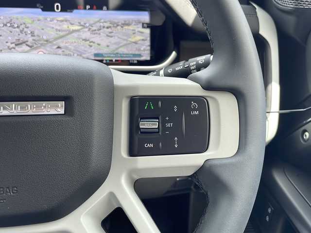 ランドローバー ランドローバー ディフェンダー 110S 大阪府 2024(令6)年 0.9万km グレー １オーナー車　黒レザーシート　全方位カメラ　エアーサスペンション　衝突被害軽減装置　レーダークルーズコントロール　全席シートヒーター　ナビ　純正１９インチＡＷ　ドライブレコーダー　ＥＴＣ２．０　ボディカラー：カルパチアングレイ　保証書　スペアスマートキー