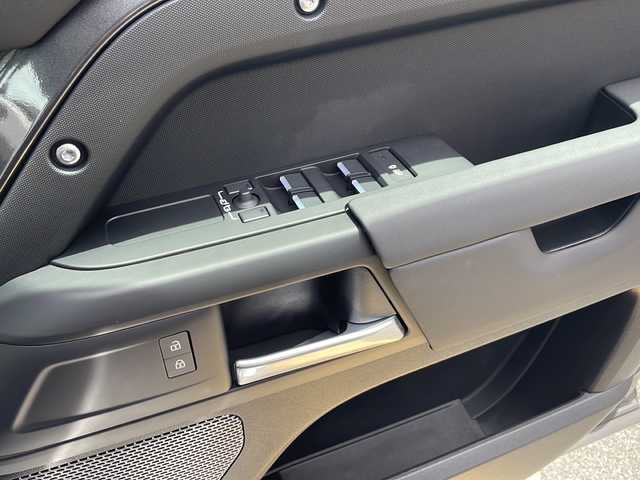 ランドローバー ランドローバー ディフェンダー 110S 大阪府 2024(令6)年 0.9万km グレー １オーナー車　黒レザーシート　全方位カメラ　エアーサスペンション　衝突被害軽減装置　レーダークルーズコントロール　全席シートヒーター　ナビ　純正１９インチＡＷ　ドライブレコーダー　ＥＴＣ２．０　ボディカラー：カルパチアングレイ　保証書　スペアスマートキー