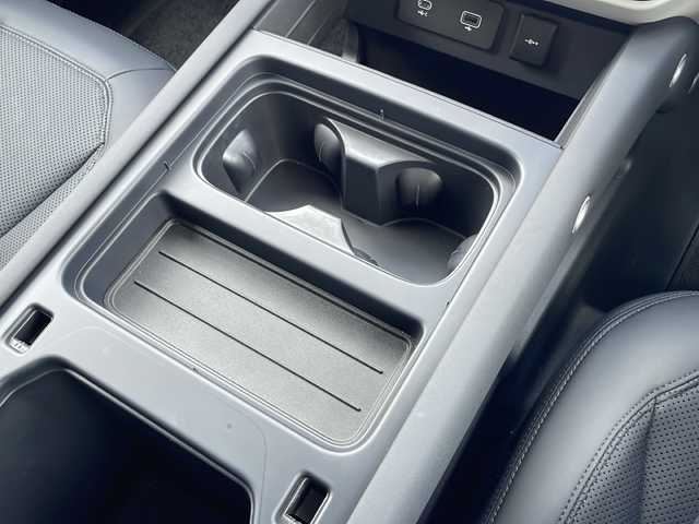 ランドローバー ランドローバー ディフェンダー 110S 大阪府 2024(令6)年 0.9万km グレー １オーナー車　黒レザーシート　全方位カメラ　エアーサスペンション　衝突被害軽減装置　レーダークルーズコントロール　全席シートヒーター　ナビ　純正１９インチＡＷ　ドライブレコーダー　ＥＴＣ２．０　ボディカラー：カルパチアングレイ　保証書　スペアスマートキー