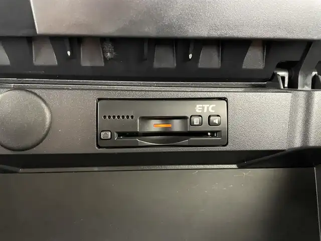 スズキ ソリオ バンディット HV MV 埼玉県 2017(平29)年 4.3万km ピュアホワイトP 純正ナビ（8インチ）/→Bluetooth、CD、DVD、SD、USB、TV、ipod/両側パワースライドドア/デジタルインナーミラー/ドライブレコーダー（前後）/シートヒーター（前席のみ）/ビルトインETC/LEDヘッドライト/スリムサーキュレーター/デュアルセンサーサポートブレーキ/誤発進抑制機能/発進お知らせ機能/低速時ブレーキサポート（前進・後退）/パーキングセンサー/車線維持支援機能/車線逸脱抑制機能/ふらつき警報機能/標識認識機能