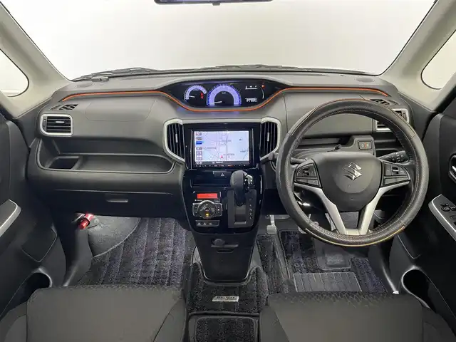 スズキ ソリオ バンディット HV MV 埼玉県 2017(平29)年 4.3万km ピュアホワイトP 純正ナビ（8インチ）/→Bluetooth、CD、DVD、SD、USB、TV、ipod/両側パワースライドドア/デジタルインナーミラー/ドライブレコーダー（前後）/シートヒーター（前席のみ）/ビルトインETC/LEDヘッドライト/スリムサーキュレーター/デュアルセンサーサポートブレーキ/誤発進抑制機能/発進お知らせ機能/低速時ブレーキサポート（前進・後退）/パーキングセンサー/車線維持支援機能/車線逸脱抑制機能/ふらつき警報機能/標識認識機能