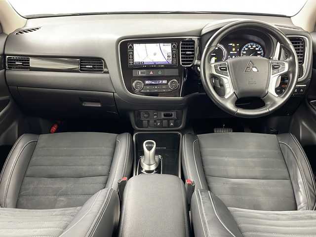 三菱 アウトランダー ＰＨＥＶ G ナビパッケージ 道央・札幌 2017(平29)年 4.6万km ルビーブラックP ・4WD/・寒冷地仕様/・純正ナビ&BT&CD&DVD&USB&iPod/・バックカメラ/・全方位カメラ/・ＡＬＰＩＮＥフリップダウンモニター/・レーダークルーズコントロール/・パワーバックドア/・前席シートヒーター/・ステアリングヒーター/・車線逸脱抑制システム/・衝突東軽減装置/・横滑り防止機能/・AC100V/・ETC/・オートブレーキホールド/・純正フロアマット/・プッシュスタート/・LEDヘッドライト/・オートライト/・スマートキー