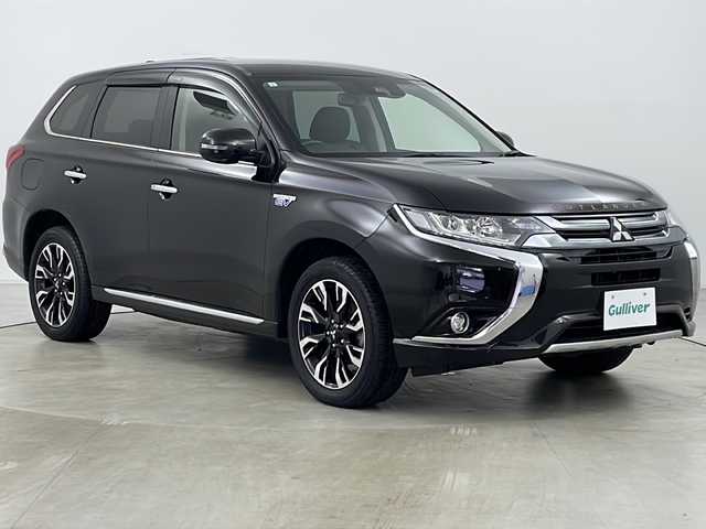 三菱 アウトランダー ＰＨＥＶ G ナビパッケージ 道央・札幌 2017(平29)年 4.6万km ルビーブラックP ・4WD/・寒冷地仕様/・純正ナビ&BT&CD&DVD&USB&iPod/・バックカメラ/・全方位カメラ/・ＡＬＰＩＮＥフリップダウンモニター/・レーダークルーズコントロール/・パワーバックドア/・前席シートヒーター/・ステアリングヒーター/・車線逸脱抑制システム/・衝突東軽減装置/・横滑り防止機能/・AC100V/・ETC/・オートブレーキホールド/・純正フロアマット/・プッシュスタート/・LEDヘッドライト/・オートライト/・スマートキー