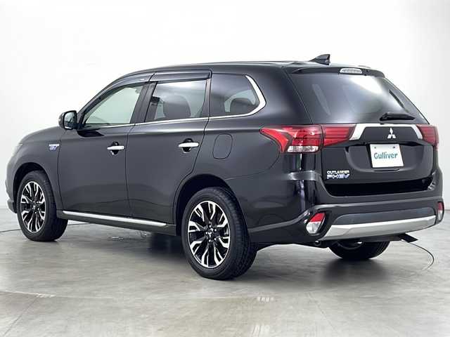 三菱 アウトランダー ＰＨＥＶ G ナビパッケージ 道央・札幌 2017(平29)年 4.6万km ルビーブラックP ・4WD/・寒冷地仕様/・純正ナビ&BT&CD&DVD&USB&iPod/・バックカメラ/・全方位カメラ/・ＡＬＰＩＮＥフリップダウンモニター/・レーダークルーズコントロール/・パワーバックドア/・前席シートヒーター/・ステアリングヒーター/・車線逸脱抑制システム/・衝突東軽減装置/・横滑り防止機能/・AC100V/・ETC/・オートブレーキホールド/・純正フロアマット/・プッシュスタート/・LEDヘッドライト/・オートライト/・スマートキー