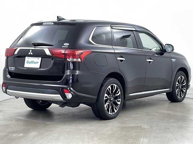三菱 アウトランダー ＰＨＥＶ G ナビパッケージ 道央・札幌 2017(平29)年 4.6万km ルビーブラックP ・4WD/・寒冷地仕様/・純正ナビ&BT&CD&DVD&USB&iPod/・バックカメラ/・全方位カメラ/・ＡＬＰＩＮＥフリップダウンモニター/・レーダークルーズコントロール/・パワーバックドア/・前席シートヒーター/・ステアリングヒーター/・車線逸脱抑制システム/・衝突東軽減装置/・横滑り防止機能/・AC100V/・ETC/・オートブレーキホールド/・純正フロアマット/・プッシュスタート/・LEDヘッドライト/・オートライト/・スマートキー