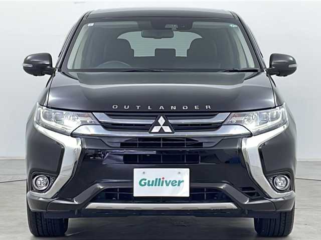 三菱 アウトランダー ＰＨＥＶ G ナビパッケージ 道央・札幌 2017(平29)年 4.6万km ルビーブラックP ・4WD/・寒冷地仕様/・純正ナビ&BT&CD&DVD&USB&iPod/・バックカメラ/・全方位カメラ/・ＡＬＰＩＮＥフリップダウンモニター/・レーダークルーズコントロール/・パワーバックドア/・前席シートヒーター/・ステアリングヒーター/・車線逸脱抑制システム/・衝突東軽減装置/・横滑り防止機能/・AC100V/・ETC/・オートブレーキホールド/・純正フロアマット/・プッシュスタート/・LEDヘッドライト/・オートライト/・スマートキー