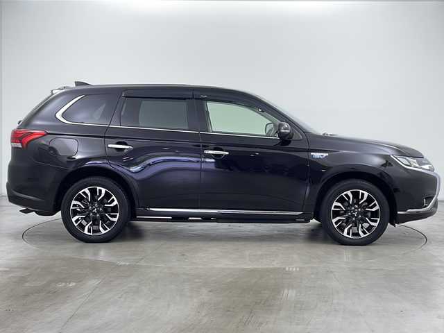 三菱 アウトランダー ＰＨＥＶ G ナビパッケージ 道央・札幌 2017(平29)年 4.6万km ルビーブラックP ・4WD/・寒冷地仕様/・純正ナビ&BT&CD&DVD&USB&iPod/・バックカメラ/・全方位カメラ/・ＡＬＰＩＮＥフリップダウンモニター/・レーダークルーズコントロール/・パワーバックドア/・前席シートヒーター/・ステアリングヒーター/・車線逸脱抑制システム/・衝突東軽減装置/・横滑り防止機能/・AC100V/・ETC/・オートブレーキホールド/・純正フロアマット/・プッシュスタート/・LEDヘッドライト/・オートライト/・スマートキー