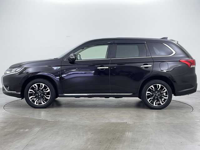 三菱 アウトランダー ＰＨＥＶ G ナビパッケージ 道央・札幌 2017(平29)年 4.6万km ルビーブラックP ・4WD/・寒冷地仕様/・純正ナビ&BT&CD&DVD&USB&iPod/・バックカメラ/・全方位カメラ/・ＡＬＰＩＮＥフリップダウンモニター/・レーダークルーズコントロール/・パワーバックドア/・前席シートヒーター/・ステアリングヒーター/・車線逸脱抑制システム/・衝突東軽減装置/・横滑り防止機能/・AC100V/・ETC/・オートブレーキホールド/・純正フロアマット/・プッシュスタート/・LEDヘッドライト/・オートライト/・スマートキー