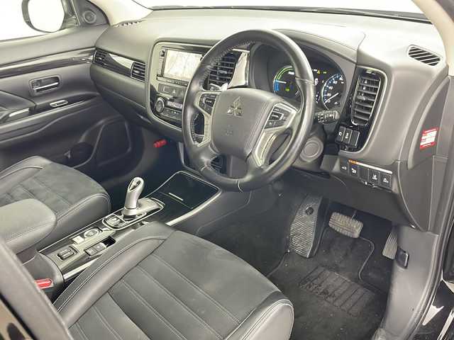 三菱 アウトランダー ＰＨＥＶ G ナビパッケージ 道央・札幌 2017(平29)年 4.6万km ルビーブラックP ・4WD/・寒冷地仕様/・純正ナビ&BT&CD&DVD&USB&iPod/・バックカメラ/・全方位カメラ/・ＡＬＰＩＮＥフリップダウンモニター/・レーダークルーズコントロール/・パワーバックドア/・前席シートヒーター/・ステアリングヒーター/・車線逸脱抑制システム/・衝突東軽減装置/・横滑り防止機能/・AC100V/・ETC/・オートブレーキホールド/・純正フロアマット/・プッシュスタート/・LEDヘッドライト/・オートライト/・スマートキー